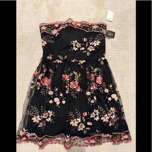 Floral strapless mini dress with lace trim